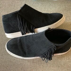 Minnetonka Suede Black Ankle Fringe Sneaker Bootie Style. Size 9. “Gwen”‌‌‌‌‌‌‌